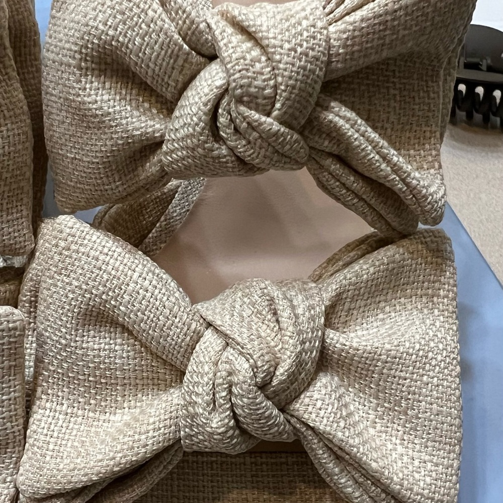 ANTONIO MELANI Women's Cream Textured Bow Mules - Picture 2 of 5